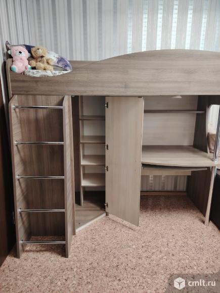 Кровать-чердак со шкафом и столом. Фото 1.