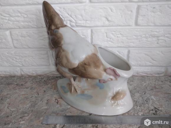 Фарфоровая статуэтка. Курица и жук. Курочка. Салфетница.. Фото 1.