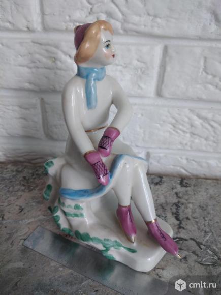 Фарфоровая статуэтка СССР "Конькобежка". Фото 1.