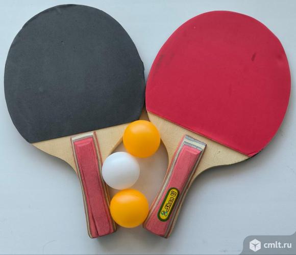 Ракетки для настольного тенниса с мячиками. Фото 1.