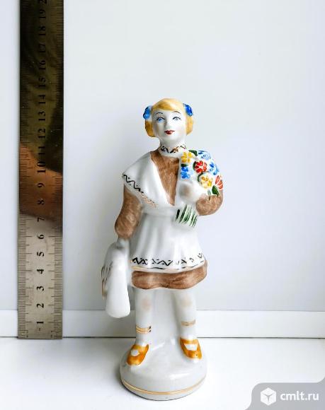 Статуэтка Школьница. Первоклассница. Фото 1.