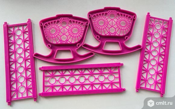 Кроватка, качели, игрушки. Фото 1.