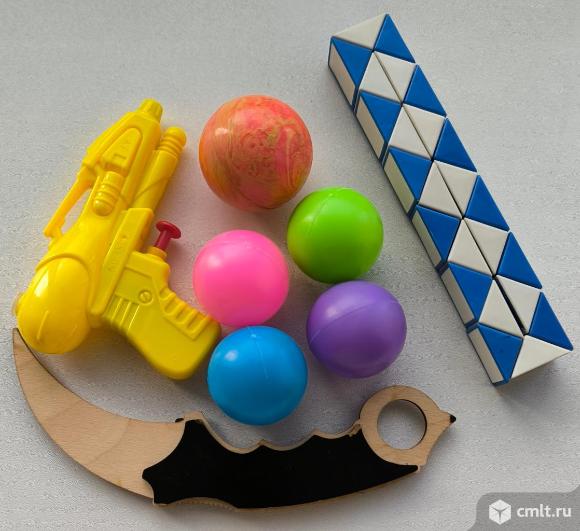 Кроватка, качели, игрушки. Фото 3.