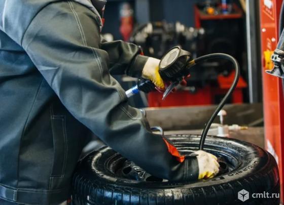 Автослесари-шиномонтажники. Фото 1.