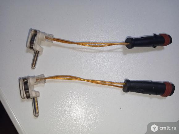 Датчик износа тормозных колодок BMW. Фото 1.