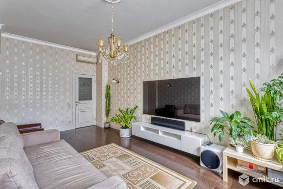 Сталинка с парком и парковкой. Фото 1.