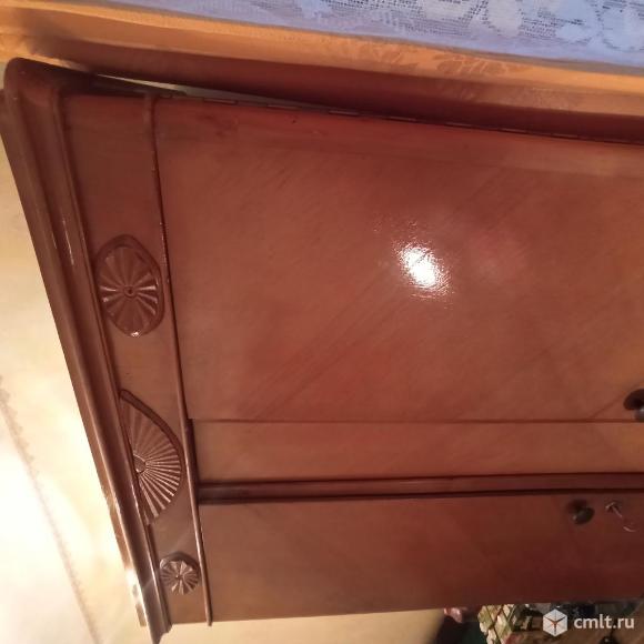 Шкаф старинный. Фото 1.