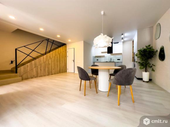 Апартамент у моря с дизайнерским ремонтом, террасой и двором. Фото 1.