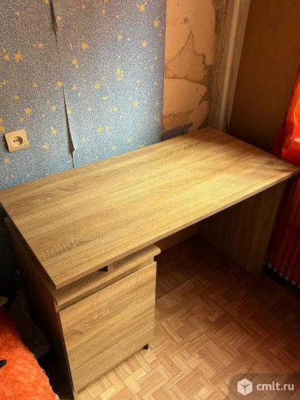 Письменный стол. Фото 1.