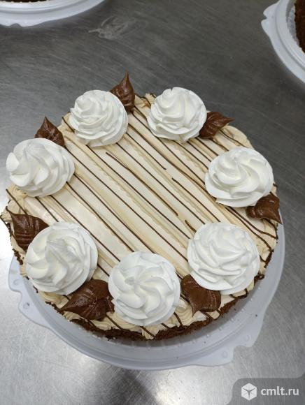 Продавец-консультант тортов и пирожных. Фото 1.