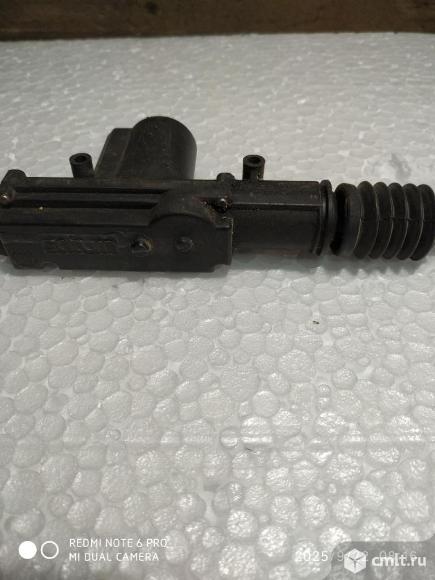 Эл. двигатель для багажника. Фото 1.