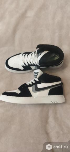 Кроссовки. Фото 4.