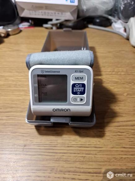 Тонометр Omron-R3-Opti на запястье, отличное рабочее. Фото 1.