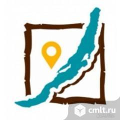 Продавец в магазин сувенирной продукции. Фото 1.