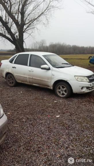 ВАЗ-Лада-Гранта 2012 г. в., 1.6, 300000 км, цв. белый. Фото 1.