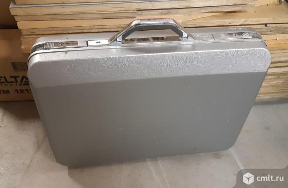 Дипломат кейс серебристого  и черного цвета. Материал пластик. Замки рабочие. Размеры 550*430*230.. Фото 4.