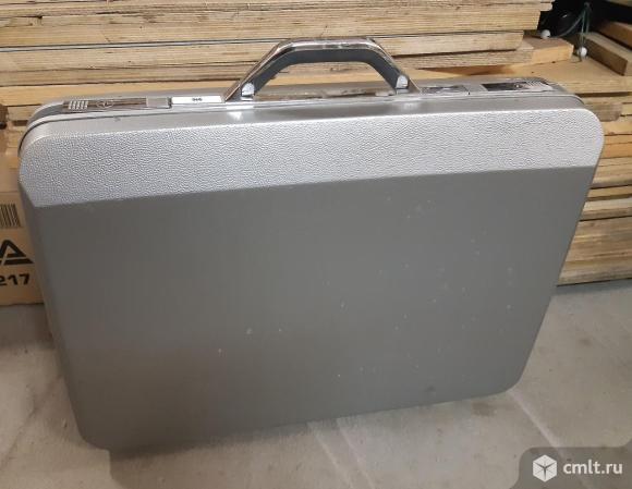 Материал пластик. Без  дефектов. Замки рабочие. Размеры 550*430*230.