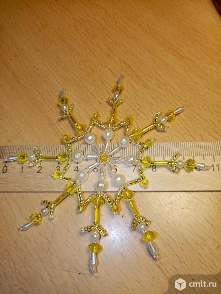 Снежинки из бисера и бусин. Фото 5.