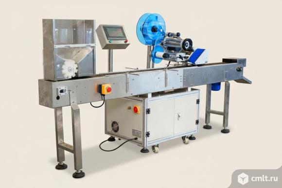 Автоматический этикетировщик ЭМ05.06 с вертикальной подачей 150 шт/мин. Фото 1.