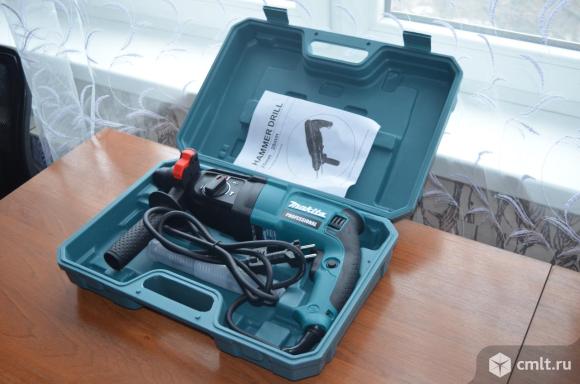 Перфоратор Makita HR 2470 в качественном кейсе. Фото 1.