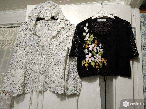 Кофты, футболка, брюки. Фото 1.