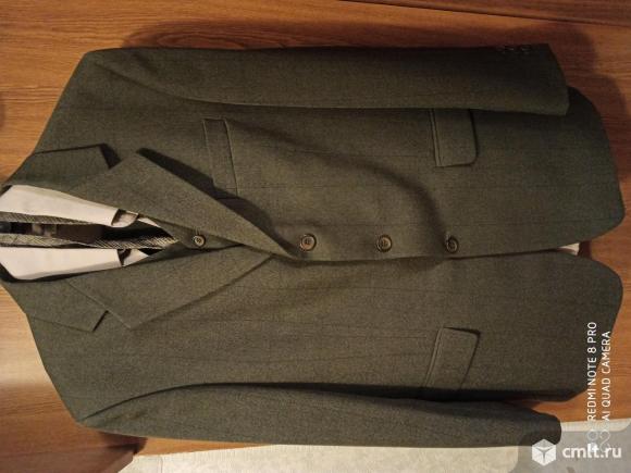 Костюм-тройка с рубашкой и галстуком. Фото 1.