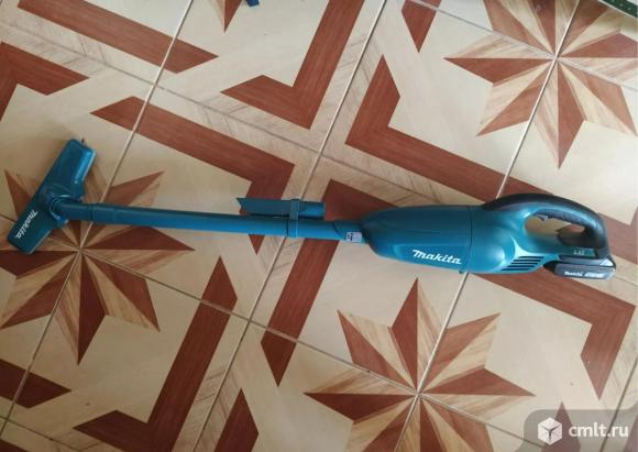 Пылесос аккумуляторный Makita DCL180Z. Фото 1.