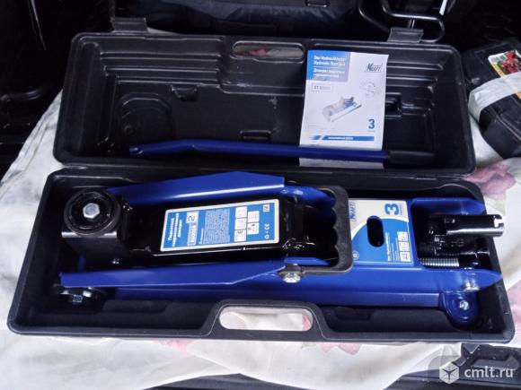 Домкрат подкатной 3 тонны 192-535 мм для шиномонтажа. Фото 1.