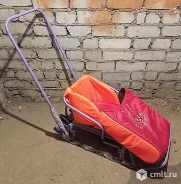 Детские санки с выдвижными колесами. Фото 1.