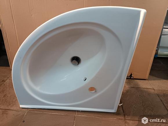 Угловая раковина керамическая из новой квартиры. Фото 1.