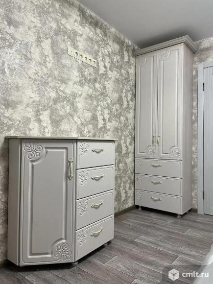 Элегантный комплект мебели для спальни: шкаф и вместительный комод.. Фото 1.