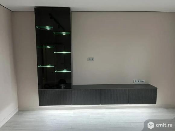 Ультрасовременная подвесная ТВ-зона с подсветкой в стиле минимализм.. Фото 1.