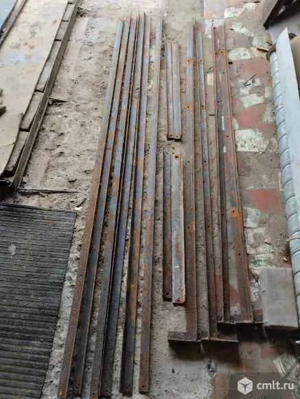 Уголок металлический. (Стеллаж был). Фото 1.