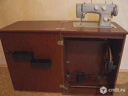 Швейная машинка Чайка 142М со столом ножная + электропривод. Фото 1.