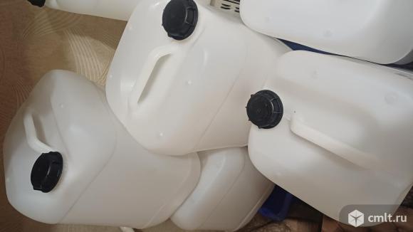 Канистры для топлива. Фото 1.