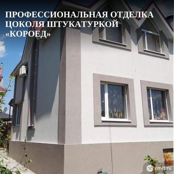 Профессиональная отделка цоколя штукатуркой «Короед». Фото 1.