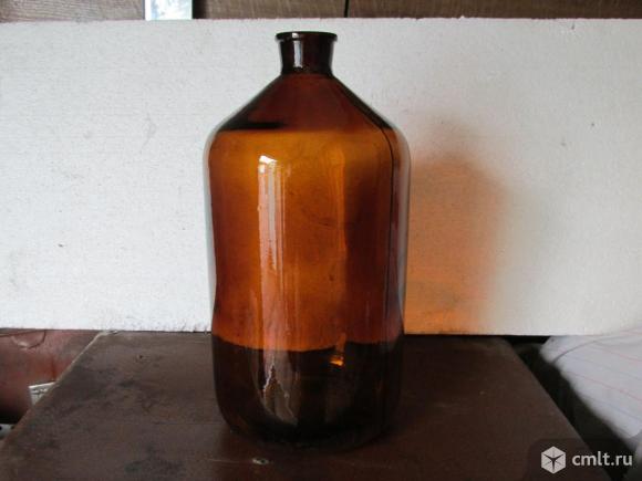Бутыли стеклянные 5-литровые и 10-литровая. Фото 1.