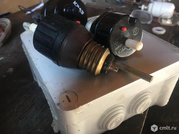 Коробка 15на15см. Предохранители6’5и26а. Фото 1.