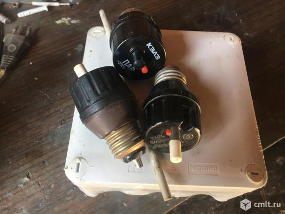 Коробка 15на15см. Предохранители6’5и26а. Фото 2.