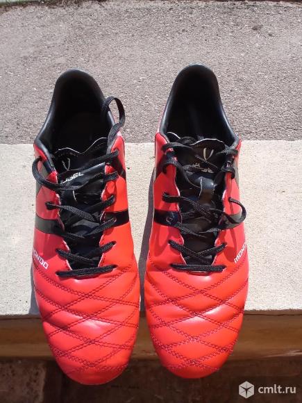 Футбольные бутсы 40 размер с шипами. Фото 1.
