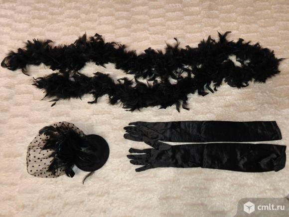 Боа, шляпка с вуалью, перчатки длинные. Фото 1.