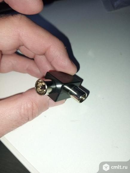 Переходник угловой антенна ТВ (штекер) -ТВ (гнездо) металлический 90°. Фото 1.