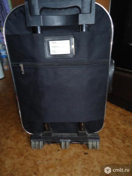 Чемодан дорожный на колесах. Фото 1.
