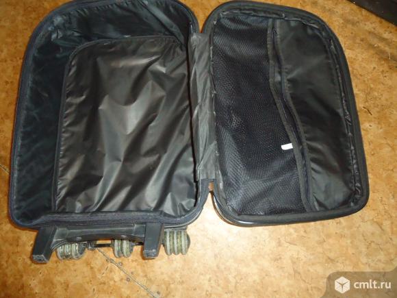 Чемодан дорожный на колесах. Фото 2.