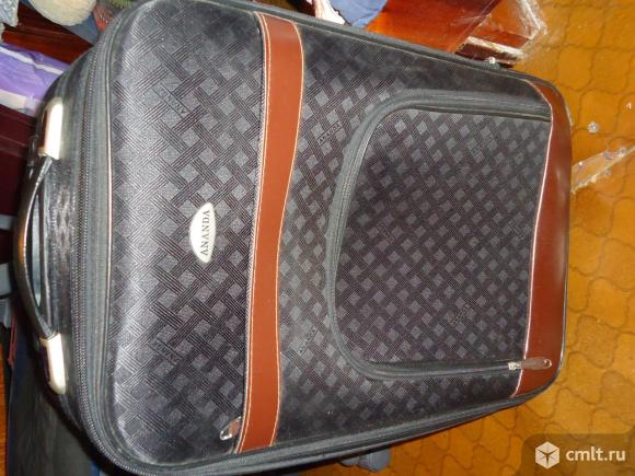 Чемодан дорожный на колесах. Фото 1.