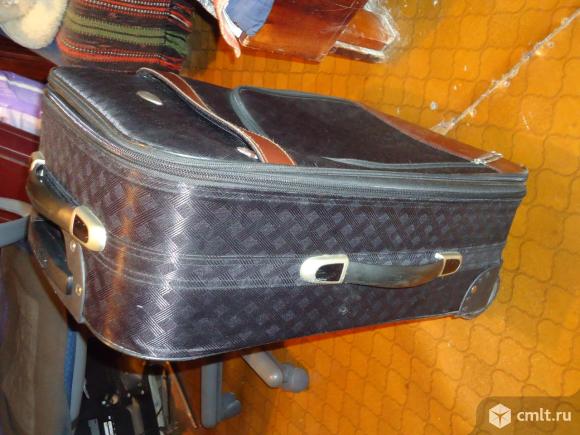 Чемодан дорожный на колесах. Фото 3.