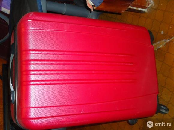 Чемодан дорожный на колесах. Фото 1.