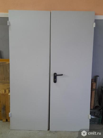 Продам входную двухстворчатую металлическую дверь б/у. Фото 1.