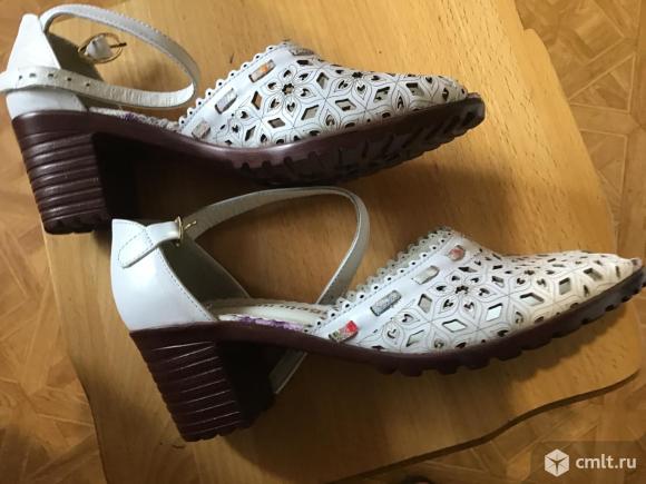 Продам босоножки. Фото 2.