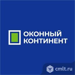 Рабочий на производство окон ПВХ. Фото 1.